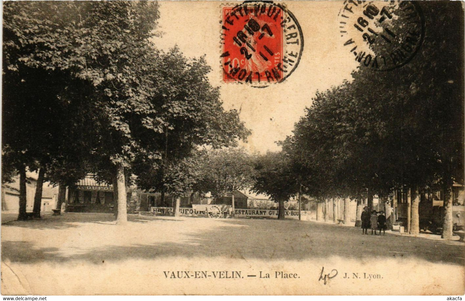 CPA VAULX-en-VELIN - La Place (635638) - Vaux-en-Velin