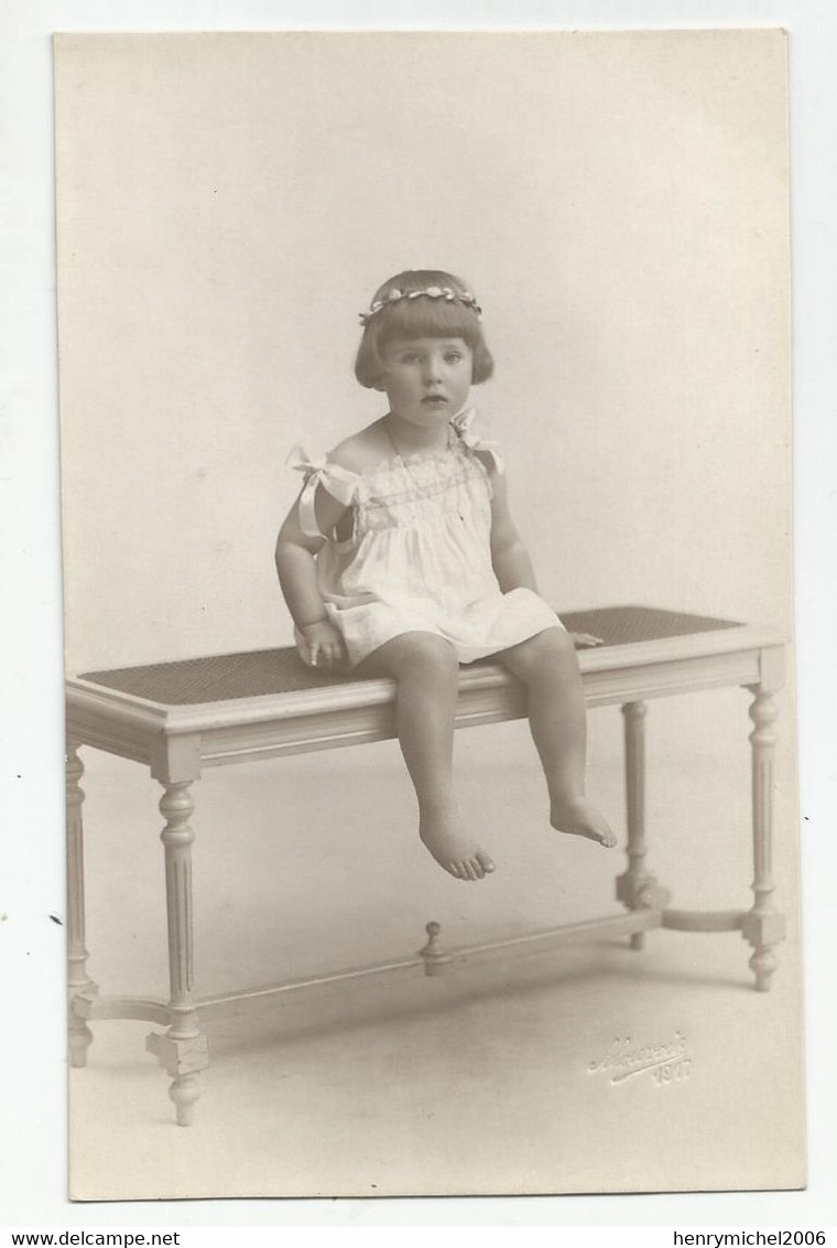 Carte Photo  Cachet Relief Photographe 1917 Fillette En Coiffure Couronnée Assise Sur Table  , Belgique - A Identifier