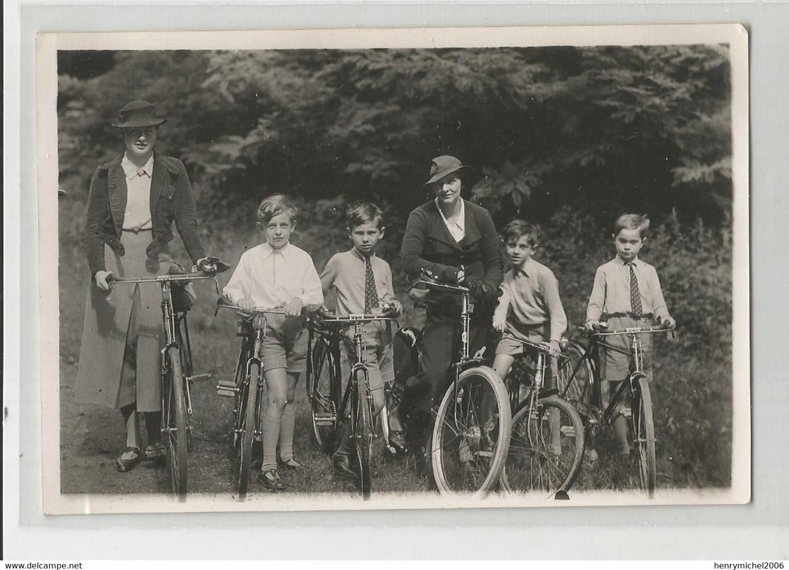 Carte Photo Famille Belge En Vélo Et Ses Garçonnets  A Vezin ( Namur -andenne ) , Belgique - Te Identificeren