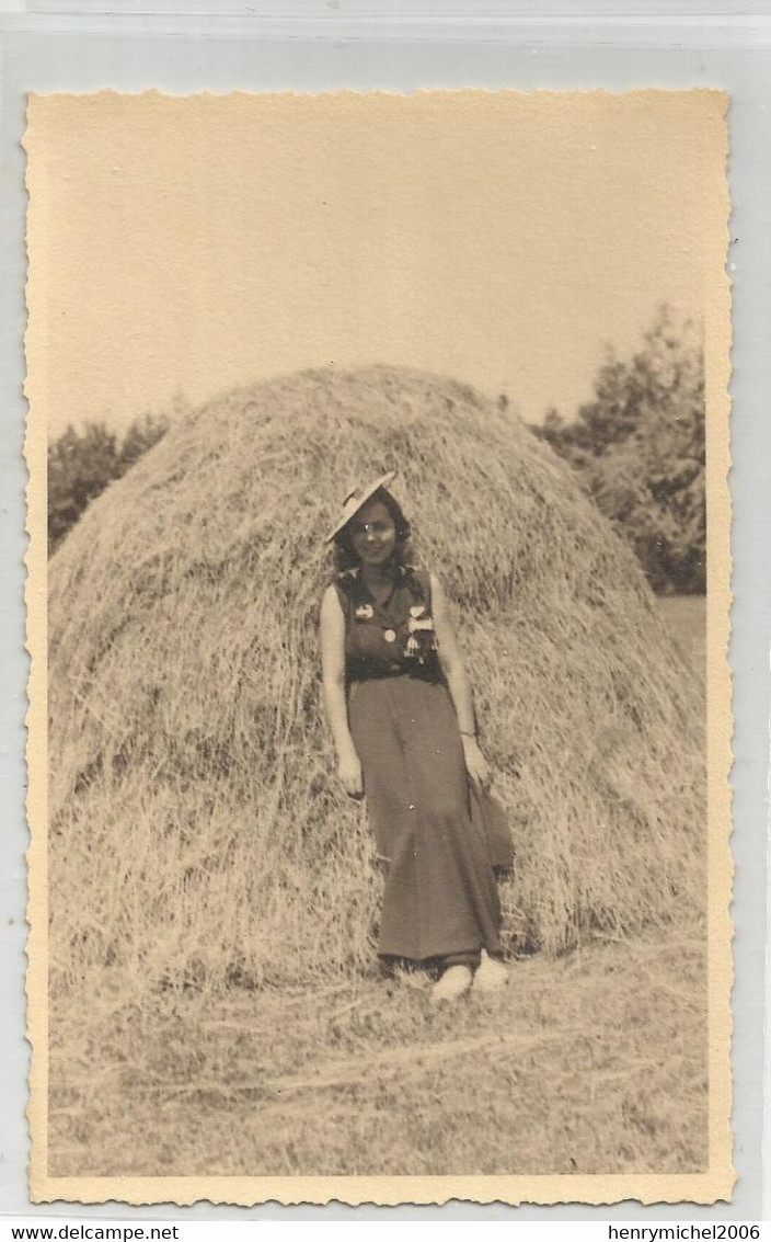 Carte Photo Femme Belge Sur Une Motte De Foins A Vezin ( Namur Andenne ), Belgique - A Identifier