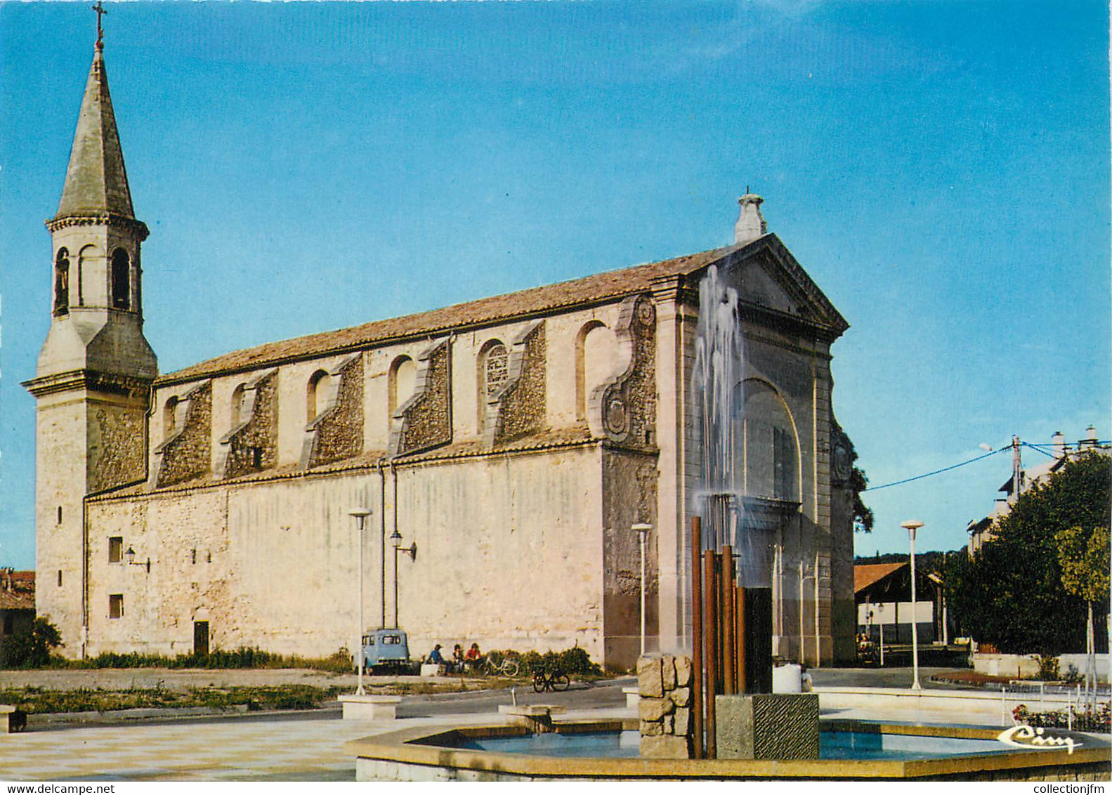 / CPSM FRANCE 84 "Morières Lès Avignon, La Place De La Liberté, L'église" - Morieres Les Avignon