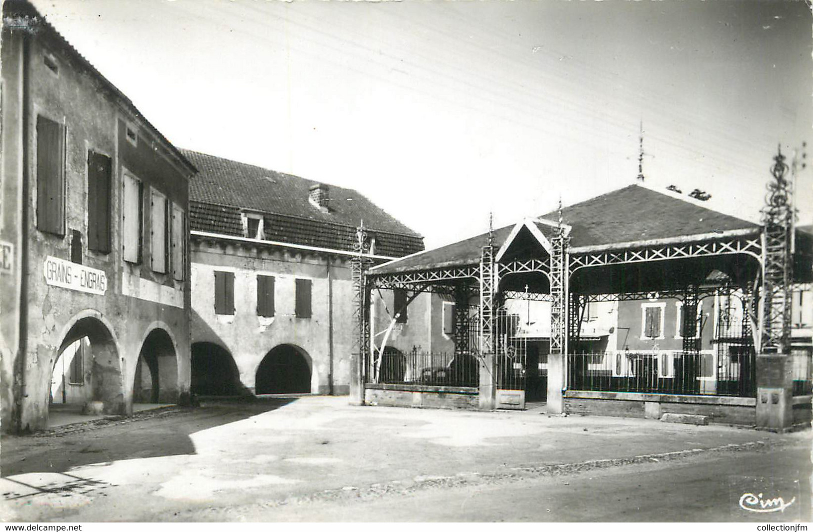 / CPSM FRANCE 82 "Bourg De Visa, La Halle Et Les Arcades" - Bourg De Visa