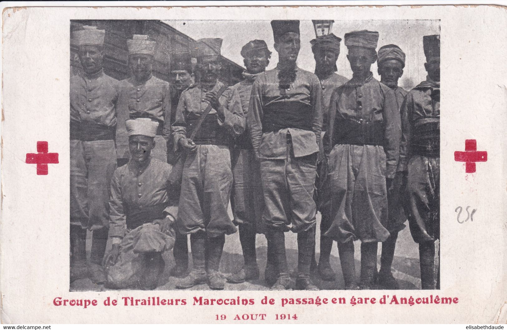 1914 - CARTE CROIX-ROUGE NEUVE "GROUPE DE TIRAILLEURS MAROCAINS EN GARE D'ANGOULEME" (CHARENTE) - Croix Rouge