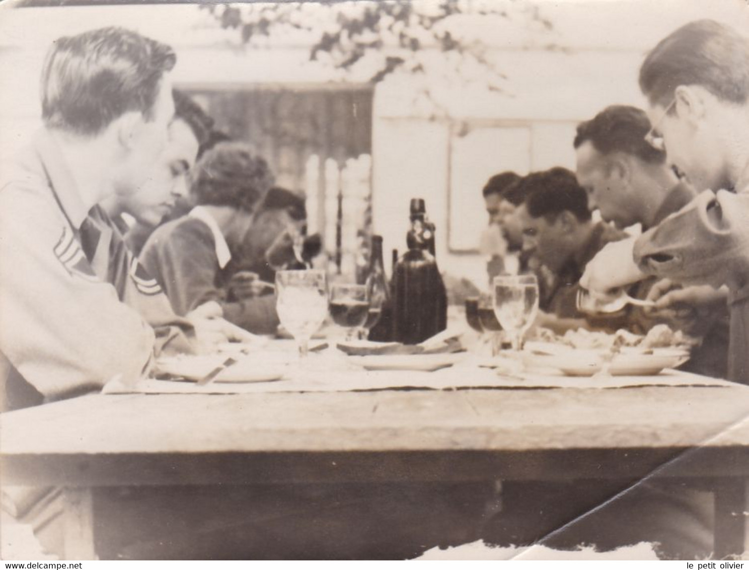 PHOTO ORIGINALE 39 / 45 WW2 US . ARMY  FRANCE LES ANDELYS 1945 LES SOLDATS AMERICAINS REPAS DES LIBÉRATEURS - Guerra, Militares