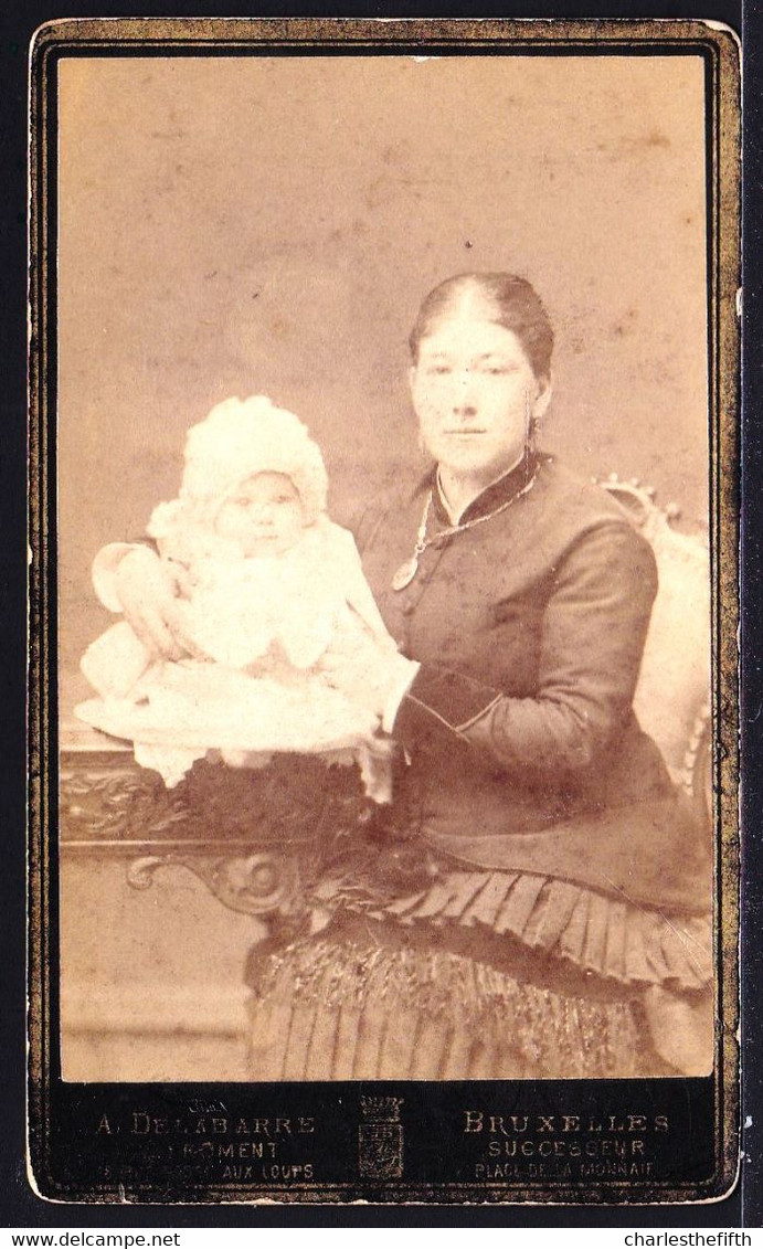 PHOTO CDV MONTEE - DAME AVEC BEBE SUPER MIGNON - MODE - ROBE - BABY - PHOTO DELABARRE BRUXELLES - Old (before 1900)