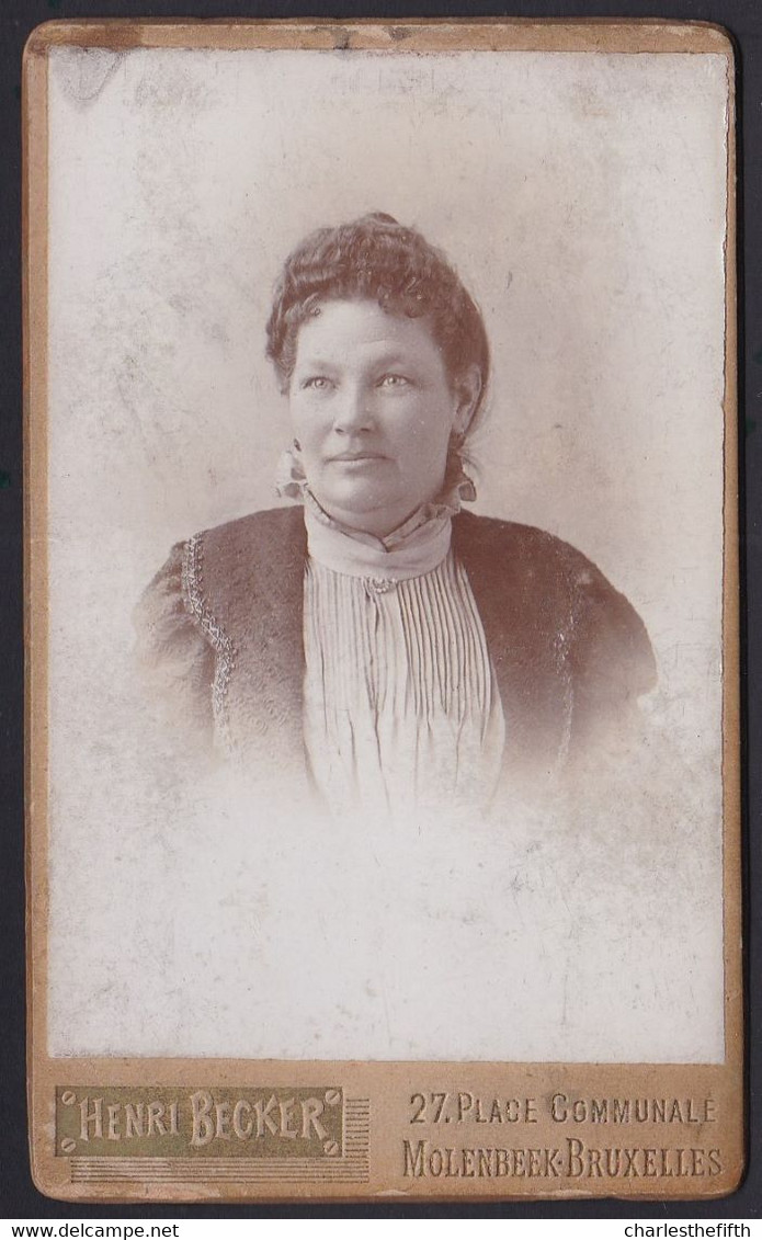 PHOTO CDV- DAME ELEGANTE AVEC BELLE ROBE ET BOUCLES  - MODE  - PHOTO BECKER BRUXELLES - Antiche (ante 1900)