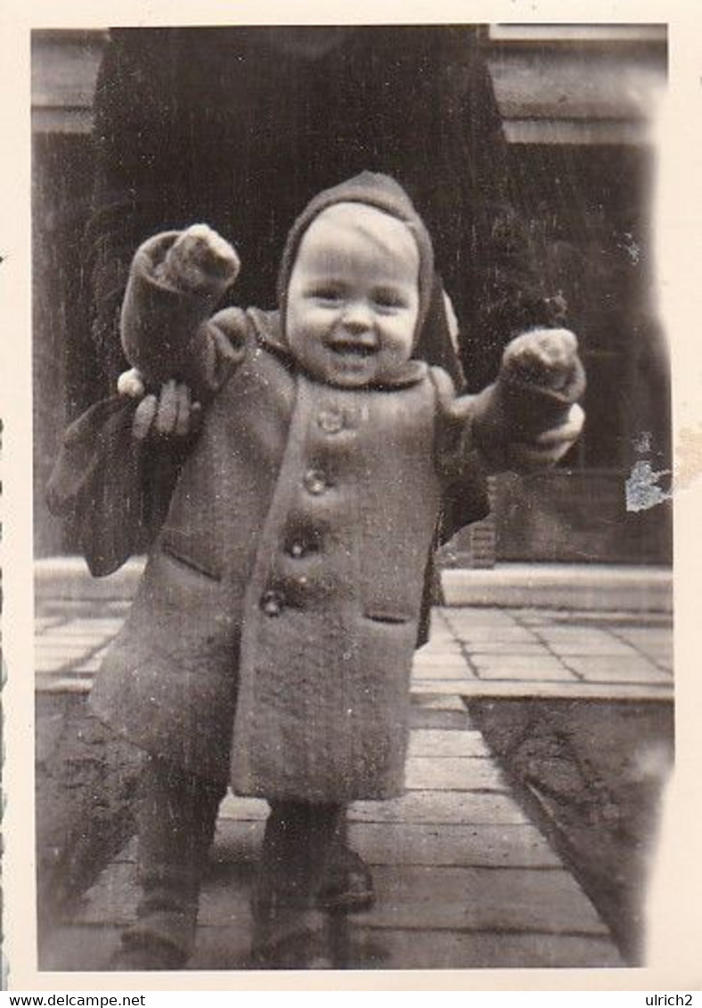 Foto  Kleinkind In Mantel Und Mütze - Ca. 1950 - 8*5cm (55230) - Non Classés