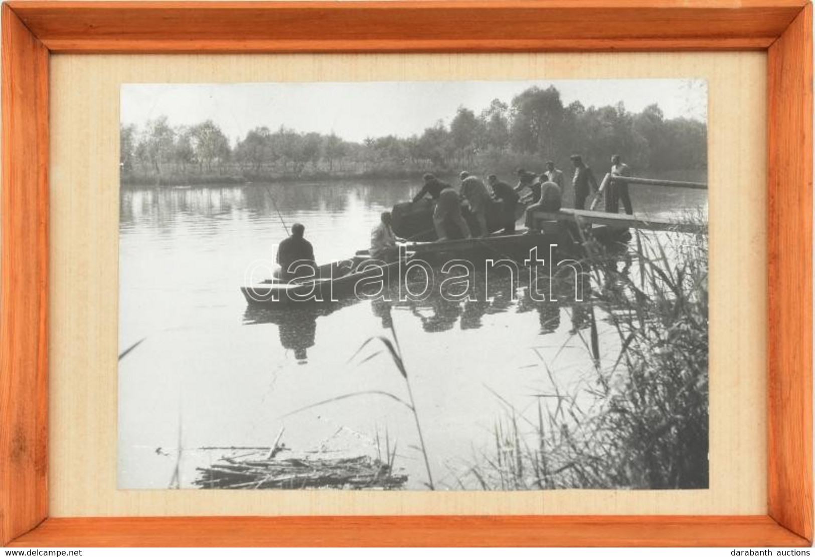 Domonkos Tibor: Csónaköntés. Vintage Művészi Fotó A Művész Hagyatékából. Üvegezett Keretben 17x24 Cm - Andere & Zonder Classificatie