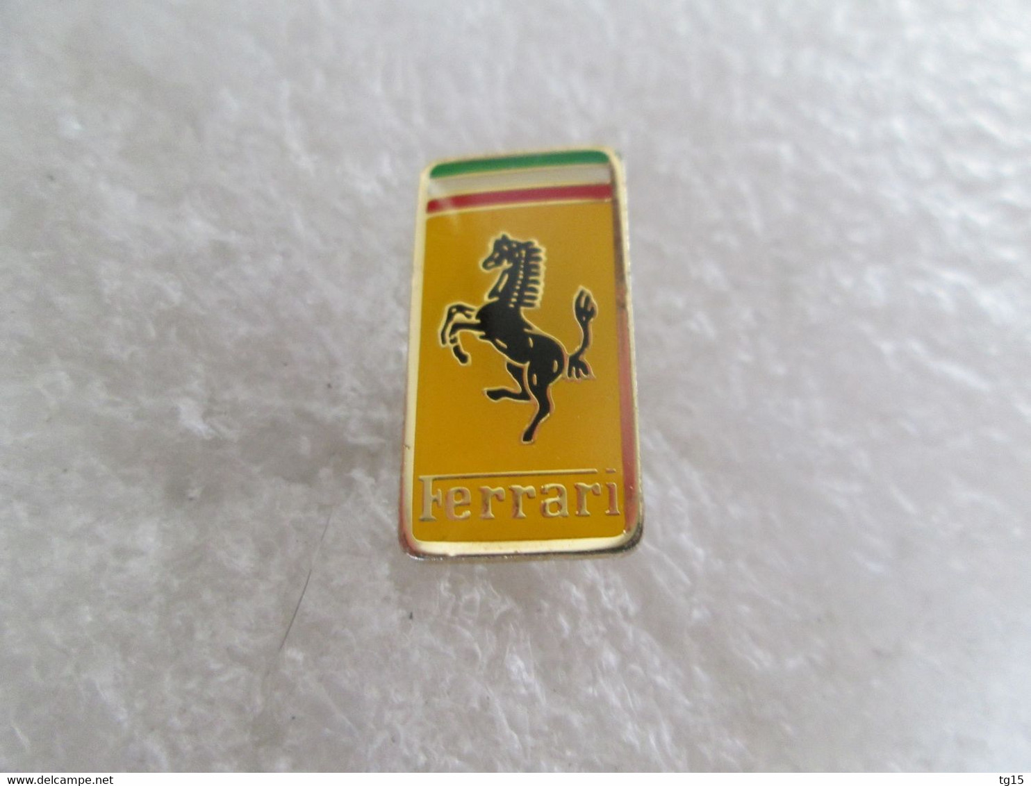 PIN'S    LOGO   FERRARI  20x11mm - Ferrari
