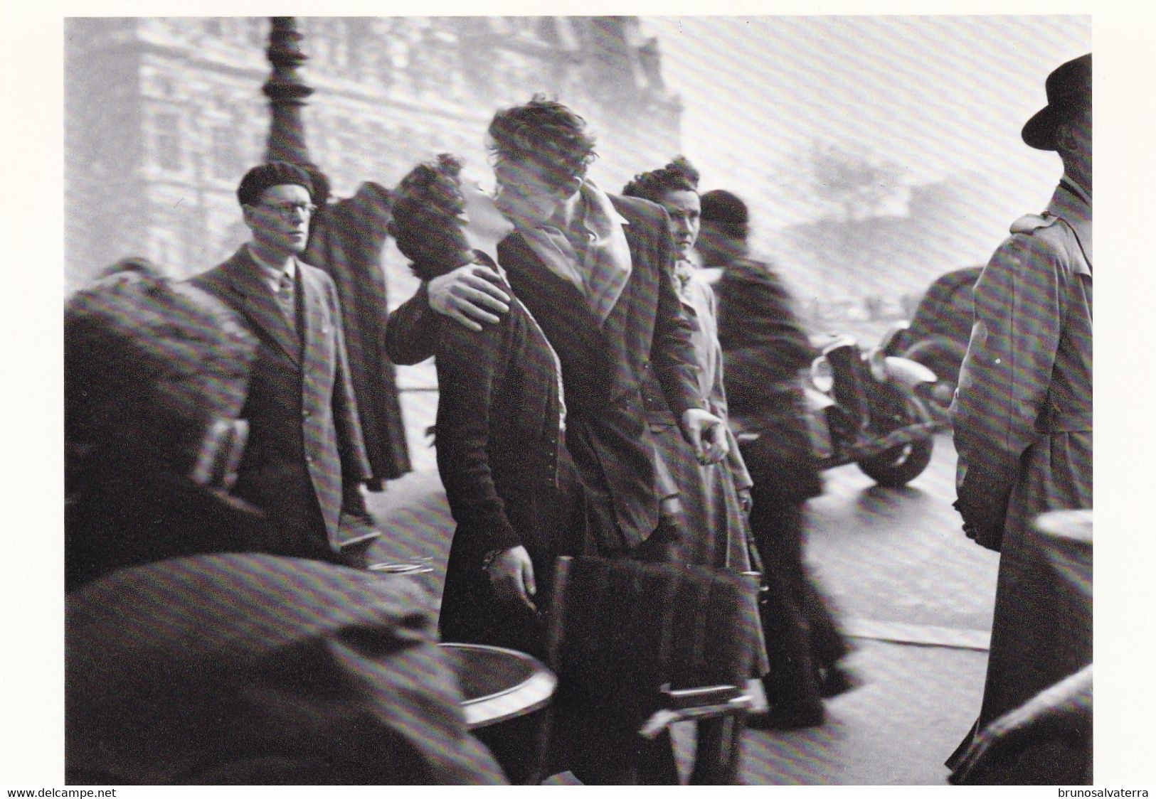 ROBERT DOISNEAU - Kiss By The Hôtel De Ville Paris 1950 - Doisneau