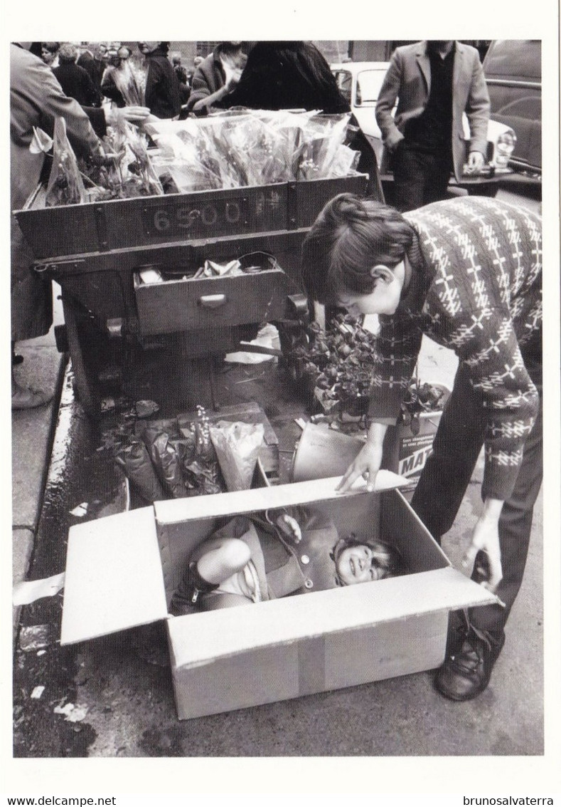 ROBERT DOISNEAU - Le Carton Du 1° Mai Paris 1969 - Doisneau