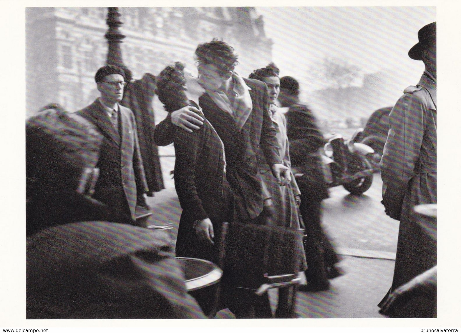 ROBERT DOISNEAU - Kiss By The Hôtel De Ville Paris 1950 - Doisneau