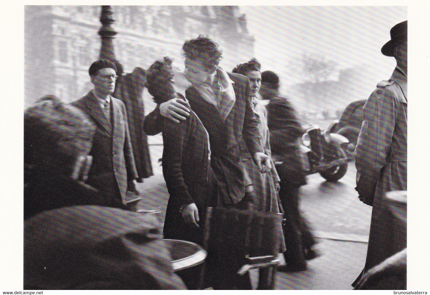 ROBERT DOISNEAU - Kiss By The Hôtel De Ville Paris 1950 - Doisneau