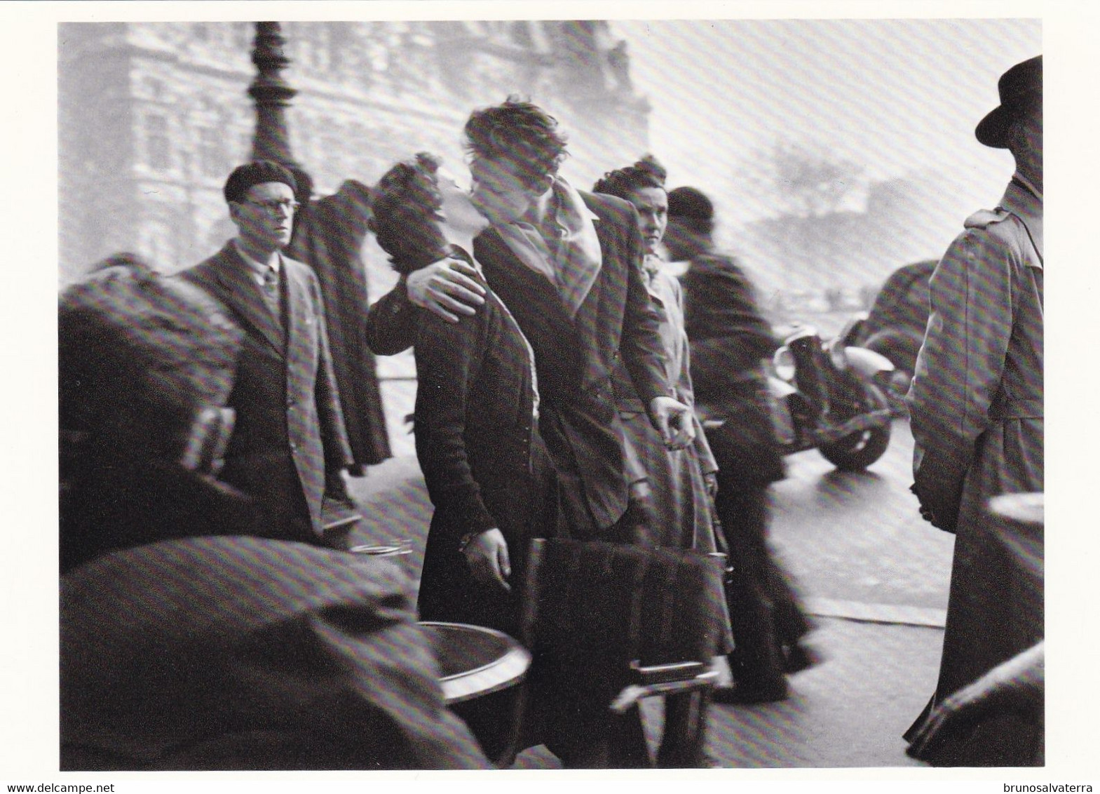 ROBERT DOISNEAU - Kiss By The Hôtel De Ville Paris 1950 - Doisneau