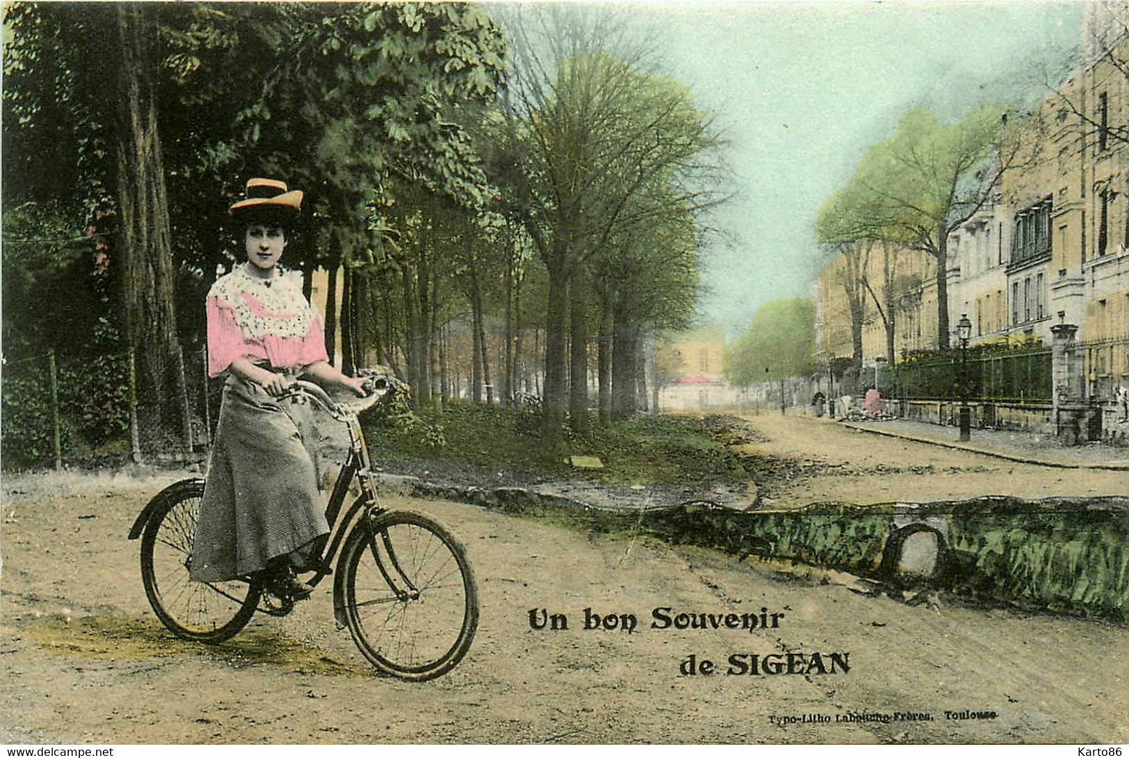 Sigean * Un Bon Souvenir De La Commune * Femme à Vélo - Sigean