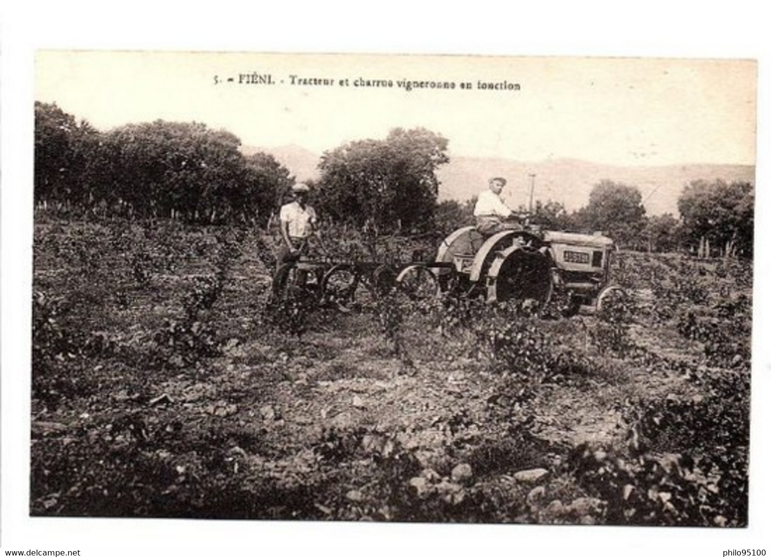 Fiéni - Tracteur Et Charrue Vigneronne En Fonction - Other & Unclassified