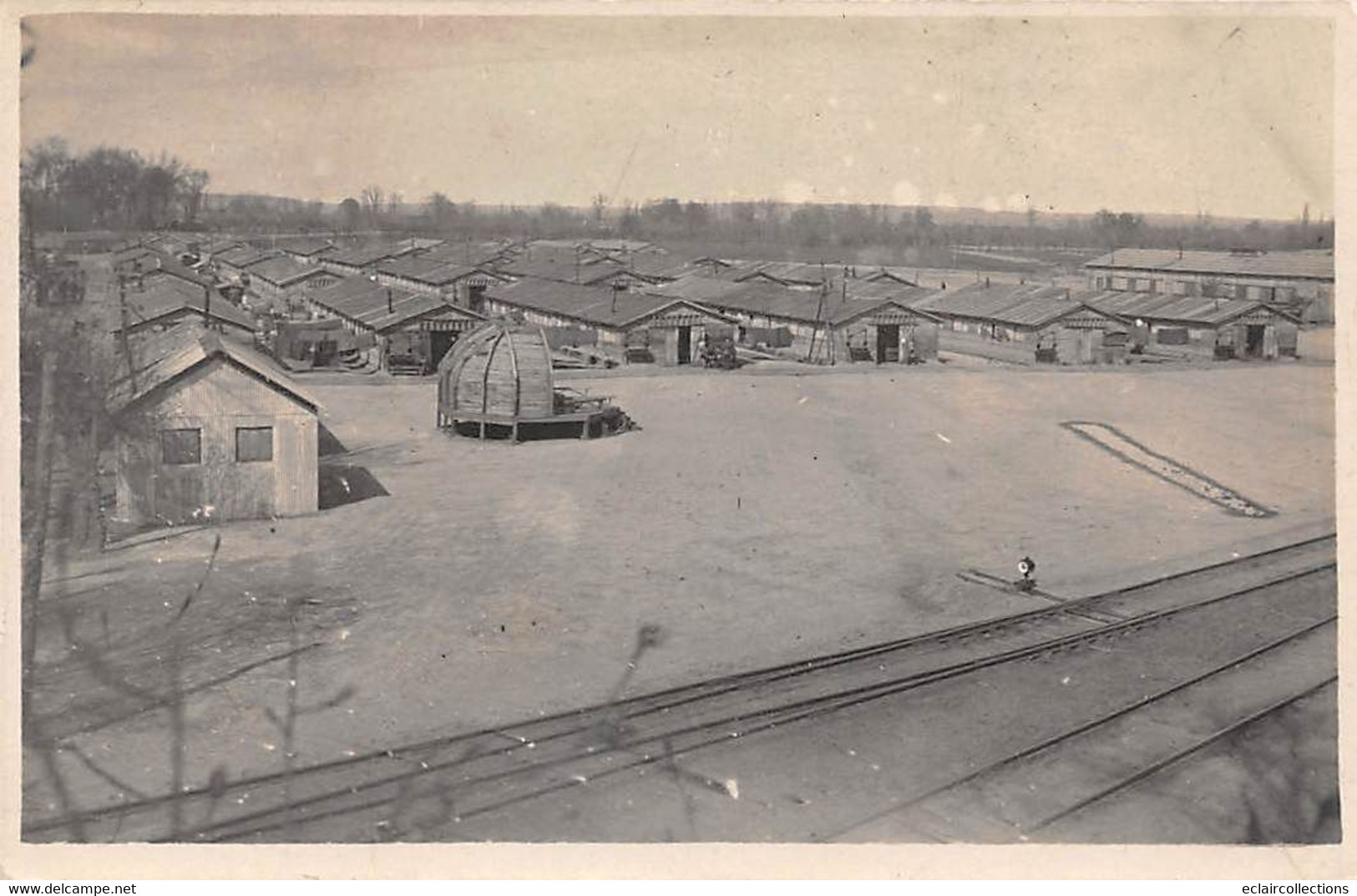 Saumur         49       Localisé à:      Un Casernement. Carte Photo   (voir Scan) - Saumur