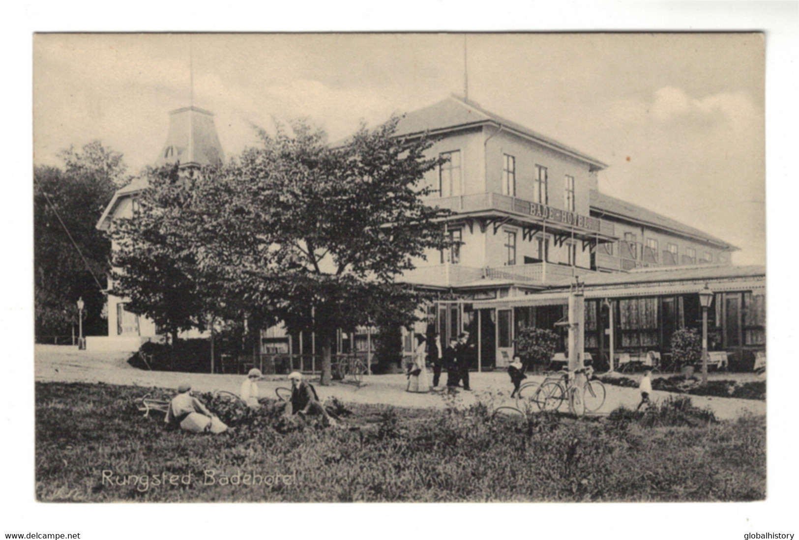 DG1744 - DENMARK - RUNGSTED - BADEHOTEL W. PEOPLE And BICYCLES IN FRONT - Dinamarca