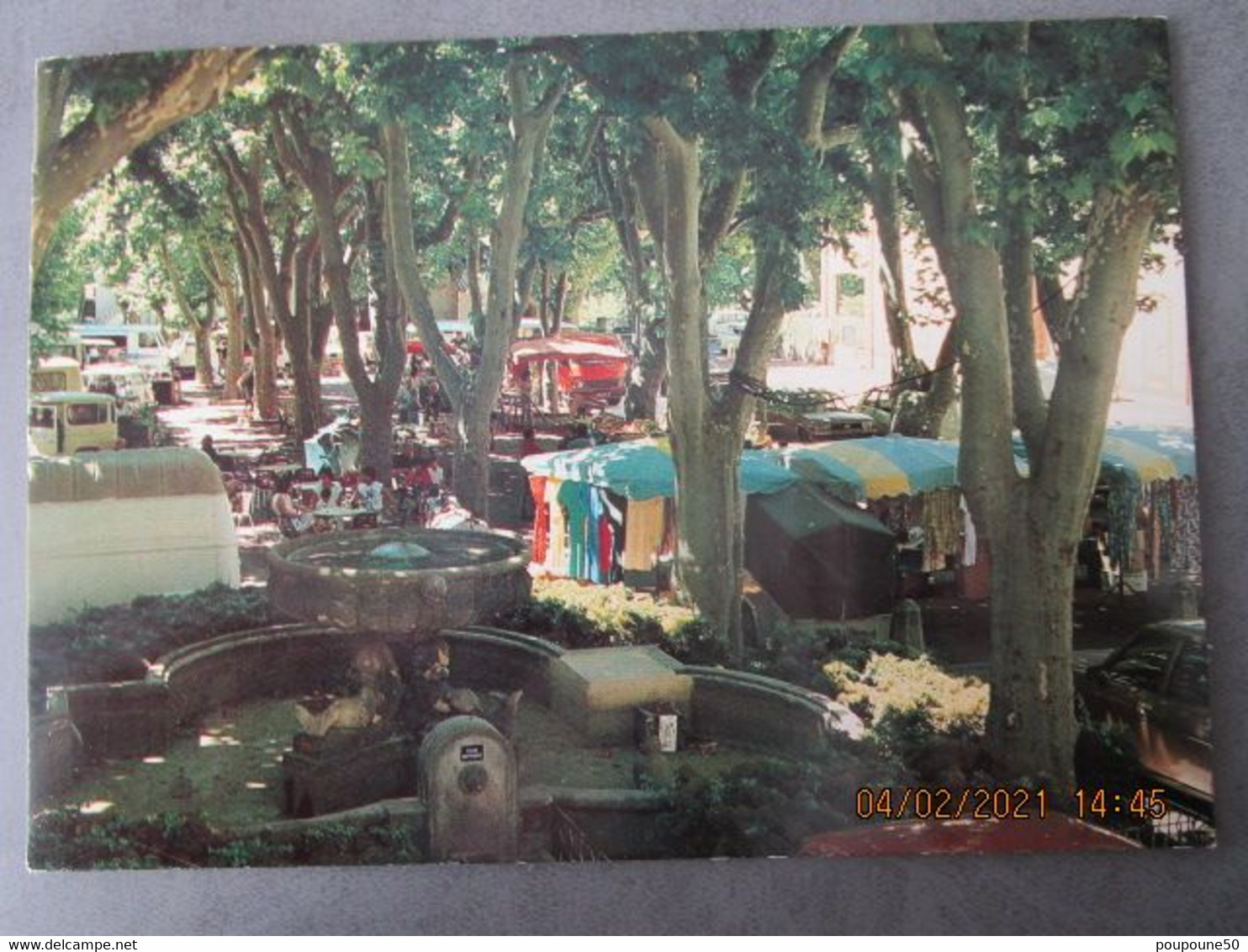 CP 13  Bouches Du Rhône  ROUSSET  - Le Marché Sur La Place Ombragée -  Le Bassin Et La Fontaine 1989 - Rousset