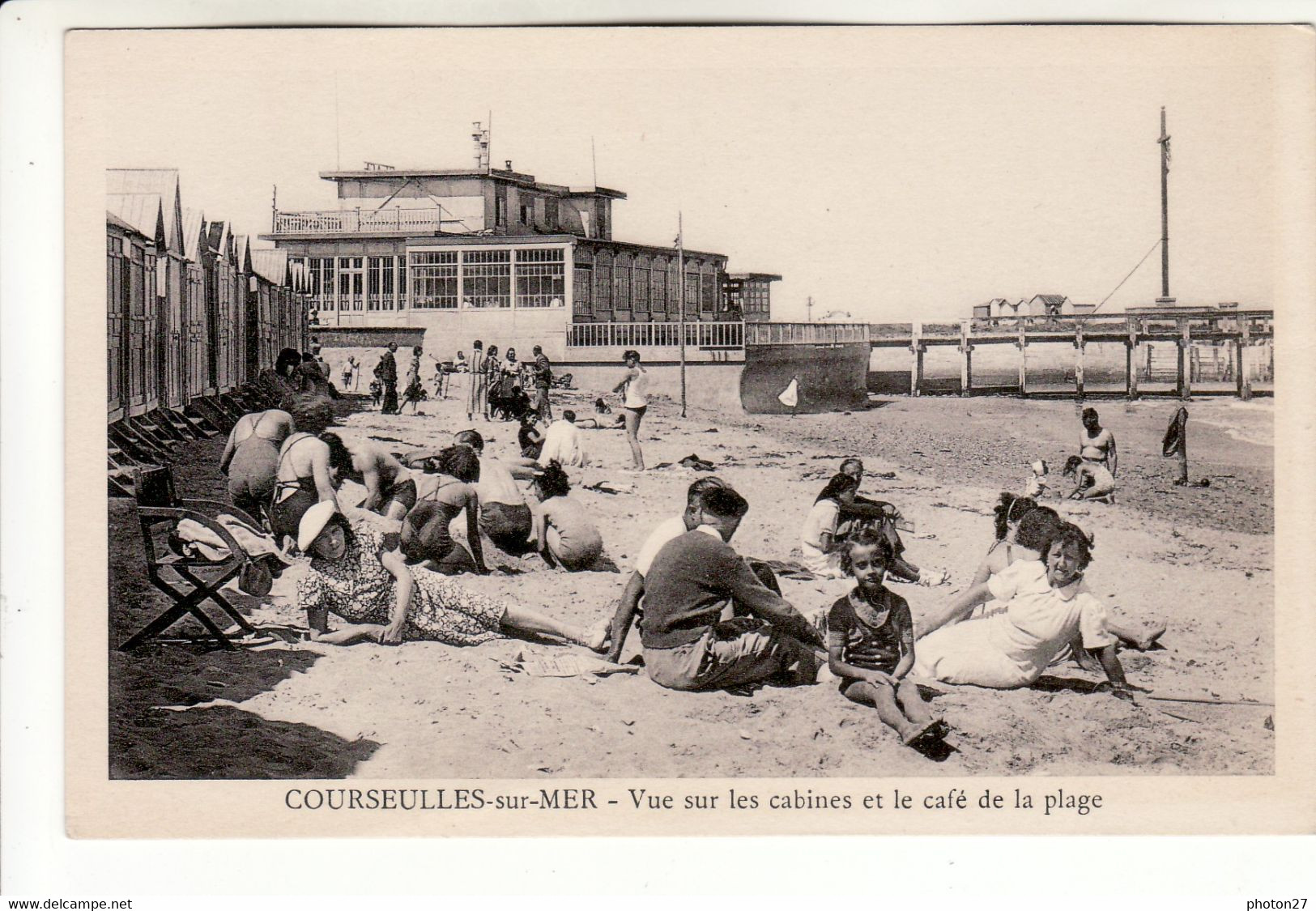 Courseulles Sur Mer - Vue Sur Les Cabines Et Le Café De La Plage - Courseulles-sur-Mer