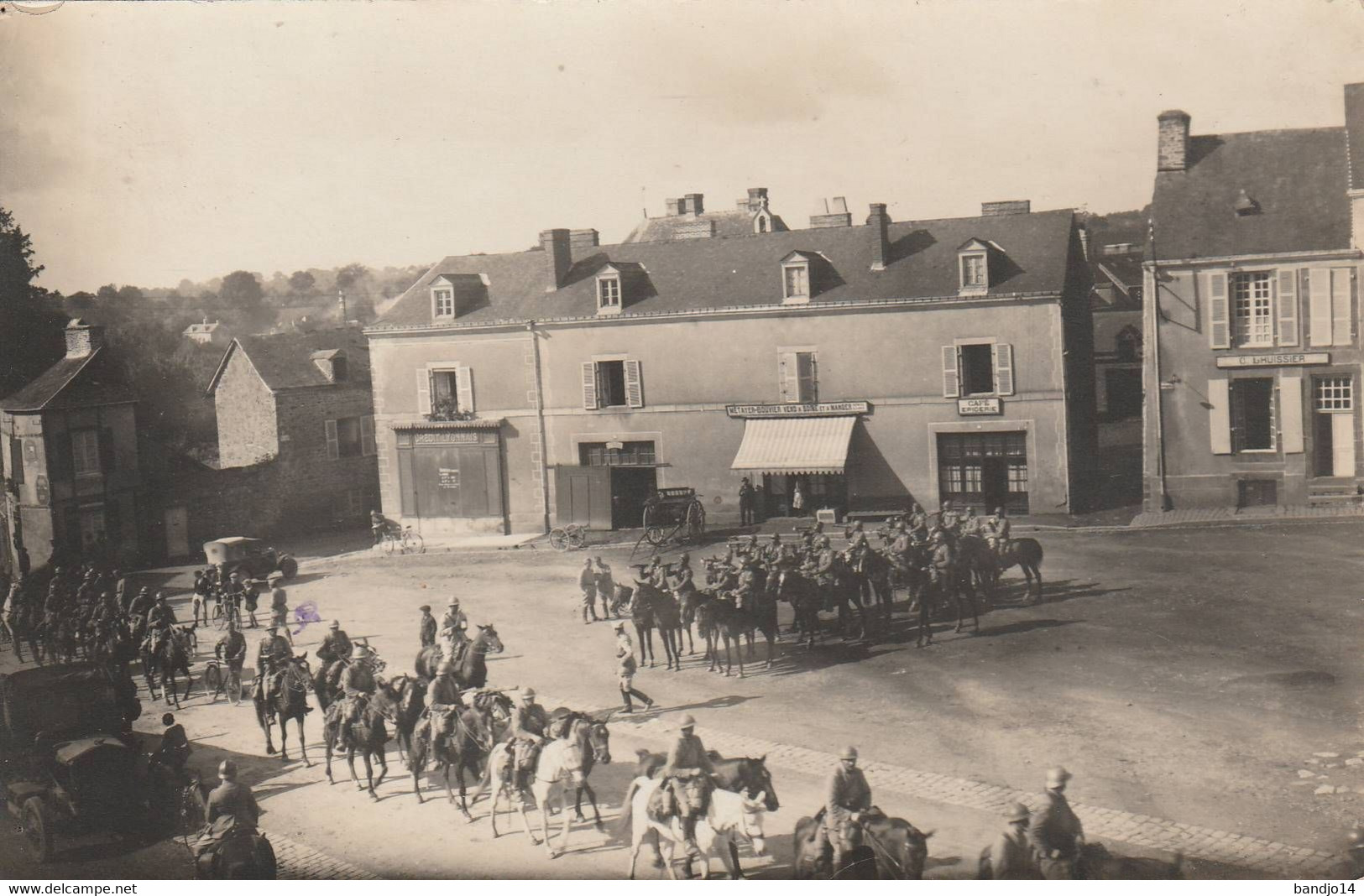 Ernée - RARE - Carte Photo - Manœuvres De Cavaliers Place De L'hôtel De Ville - Scan Recto-verso - Ernee