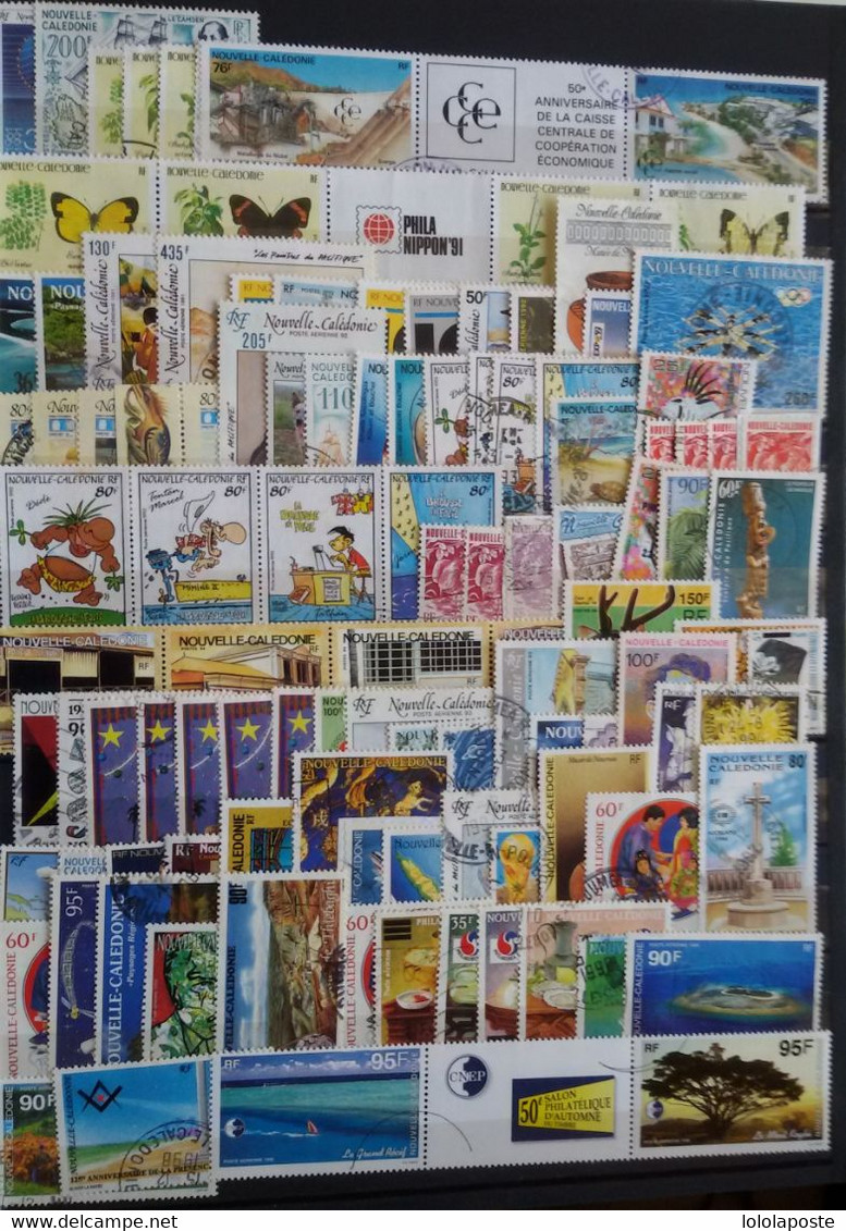 NOUVELLE-CALÉDONIE - SUPERBE Collection De 494 TP + 5 Carnets D'usage Courant De 1959 à 2018 -7 Photos -Rarement Proposé - Lots & Serien