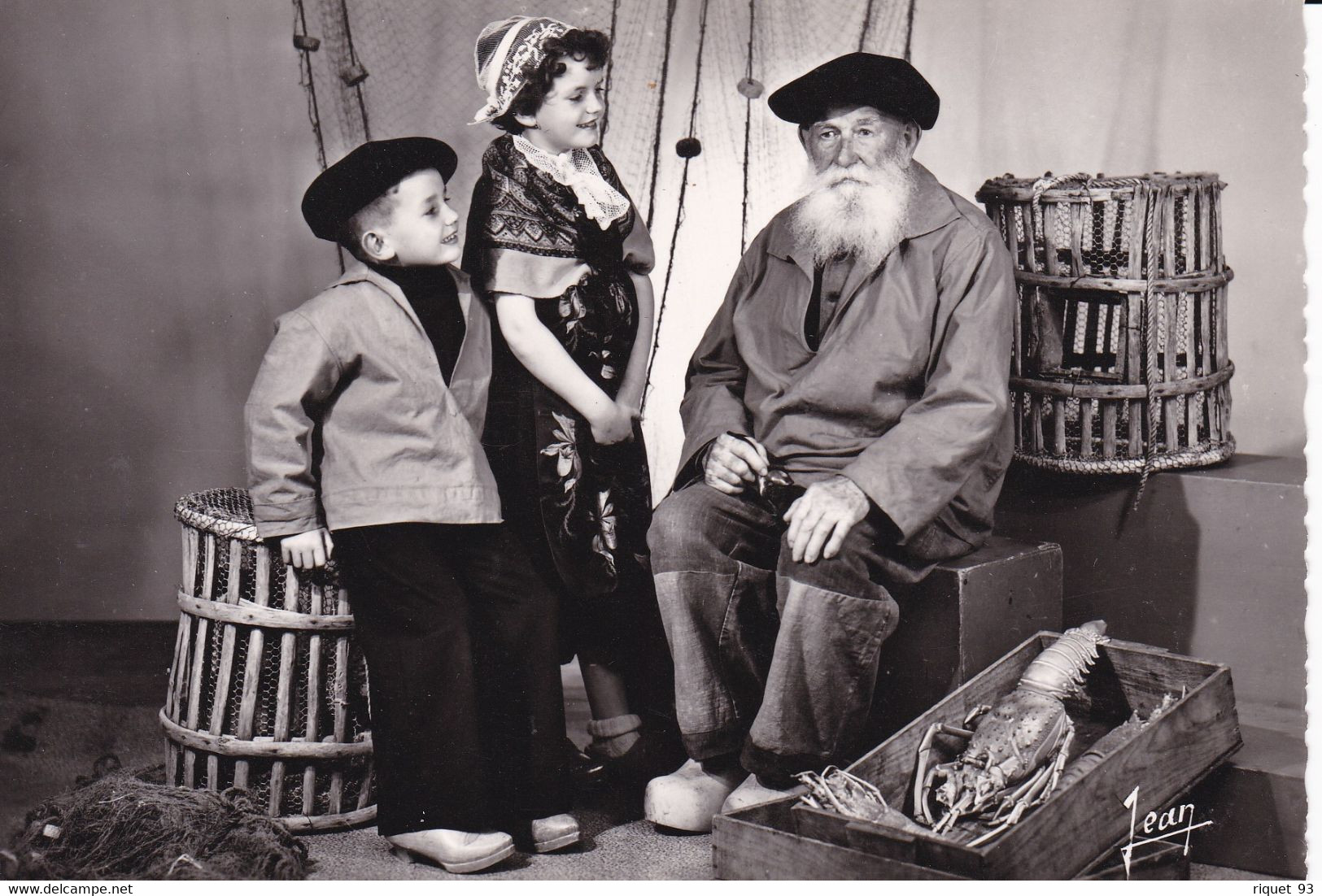 "LA BRETAGNE" Vieux Loup De Mer Et Ses Petits Enfants ( Avec Nasse De Pèche Et Langouste) - Costumes