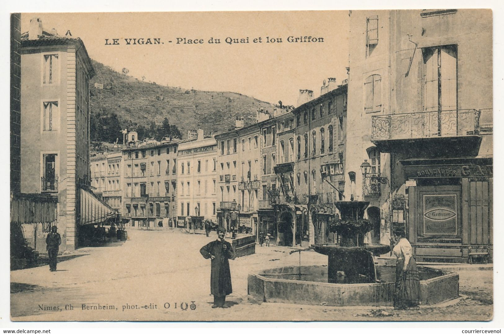 CPA - LE VIGAN (Gard) - Place Du Quai Et Lou Griffon - Le Vigan
