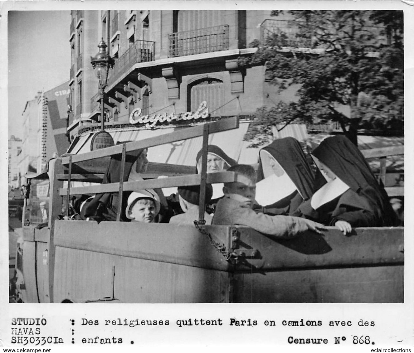 Photographie     Paris. Des Religieuses En Camions Avec Des Enfants.  Exode ?? .........(voir Scan Et Commentaires) - War, Military