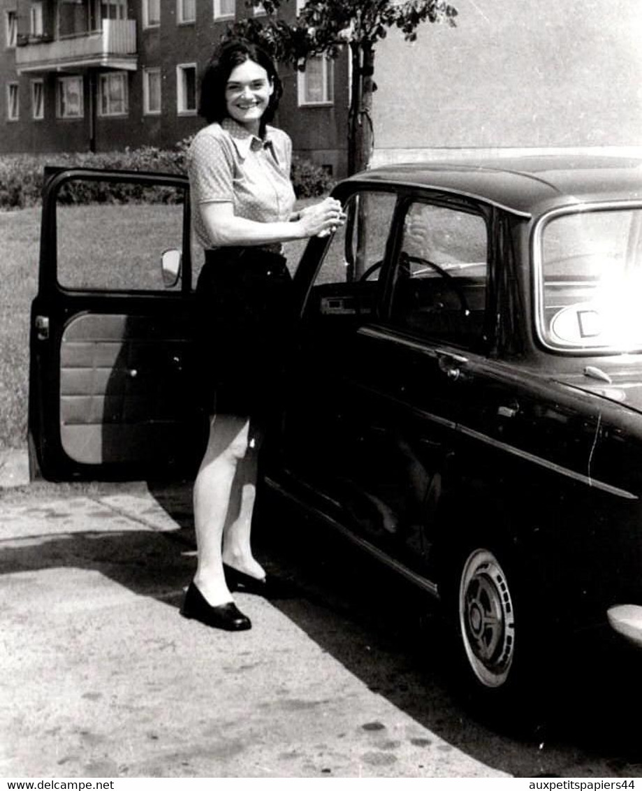 2 Photos Originales Femmes Au Coeur De La Cité Allemande Posant Avec Leur Simca 1000 Vers 1970 - Automobili