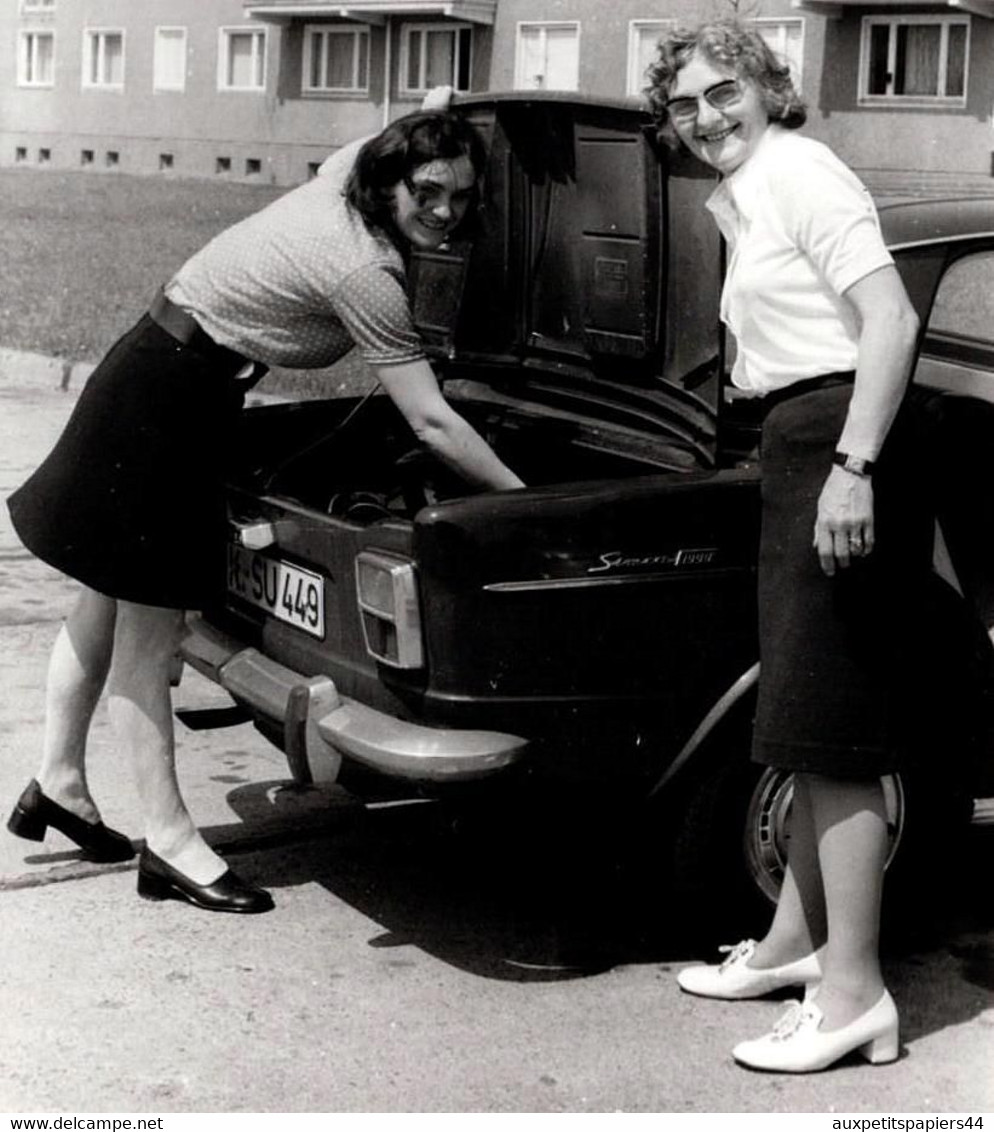 2 Photos Originales Femmes Au Coeur De La Cité Allemande Posant Avec Leur Simca 1000 Vers 1970 - Automobili