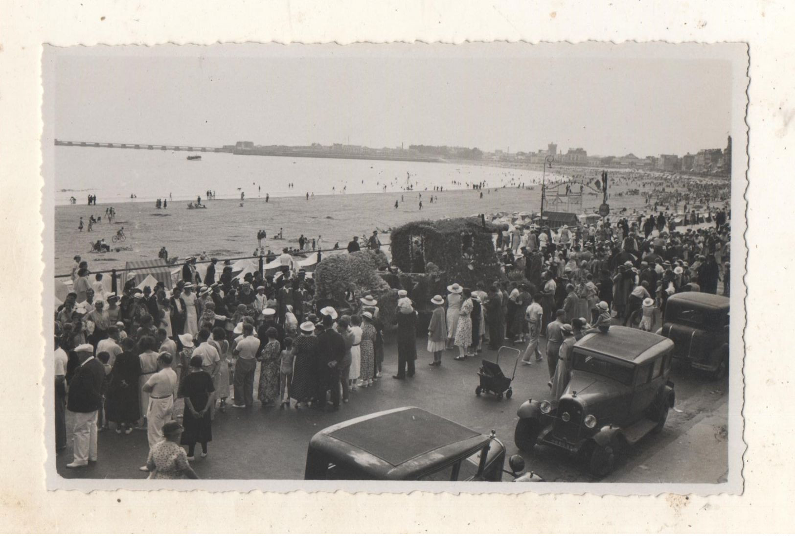 Carte Photo Les Sables D Olonne  Fètes De La Mer Char Passant Sur Le Remblai - Sables D'Olonne