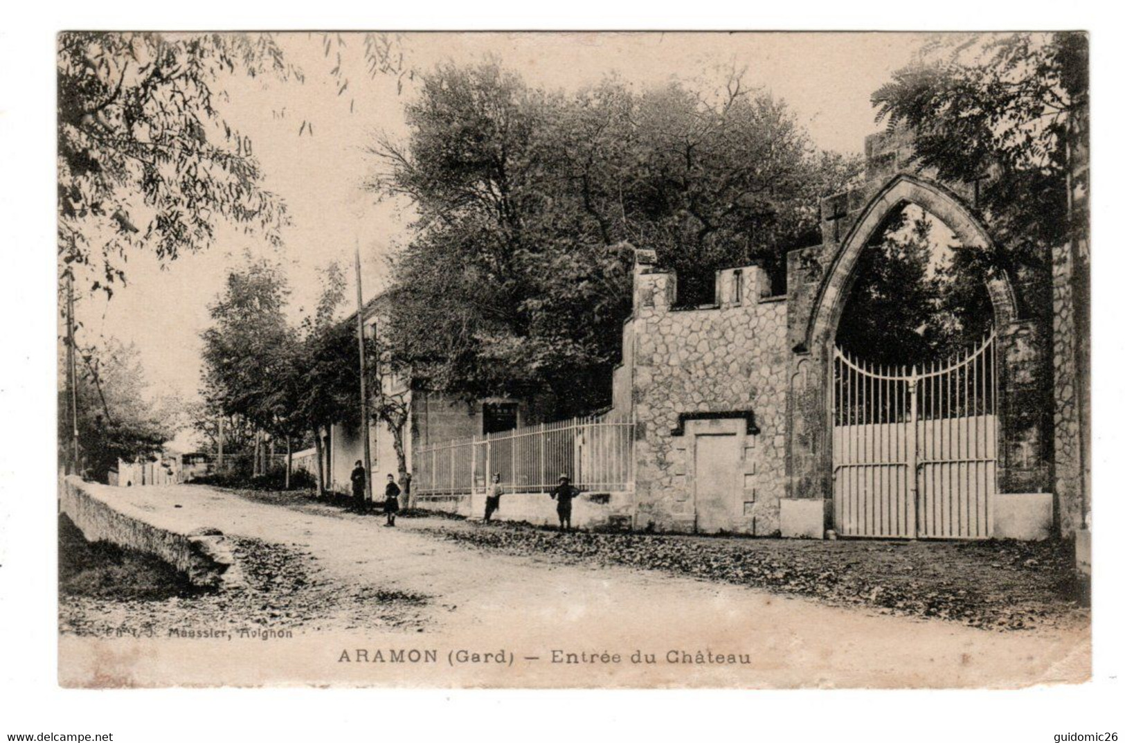 Aramon Entrée Du Chateau - Aramon