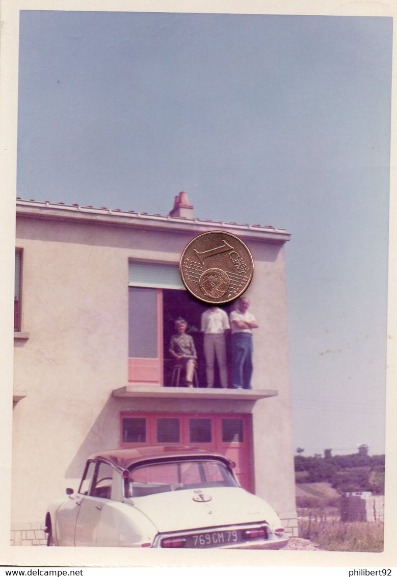 Photographie Originale. Trois Personnes Au-dessus D'une Automobile Citroën DS. - Automobili