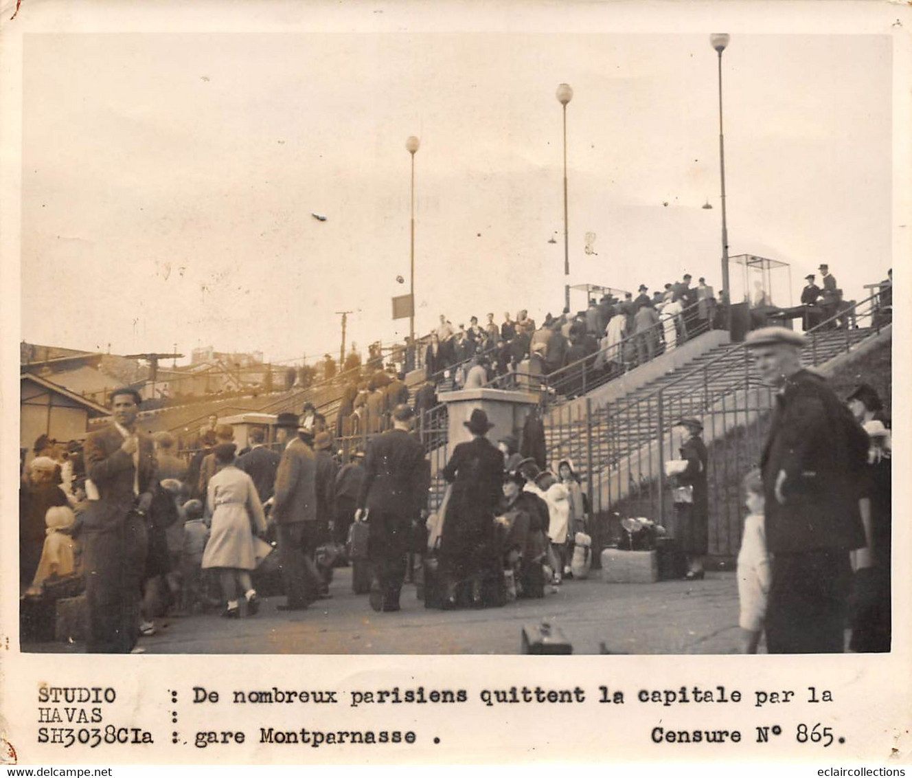 Photographie     Exode. De Nombreux Parisiens  Quittent La Capitale Par La Gare Montparnasse (voir Scan Et Commentaires) - Guerre, Militaire