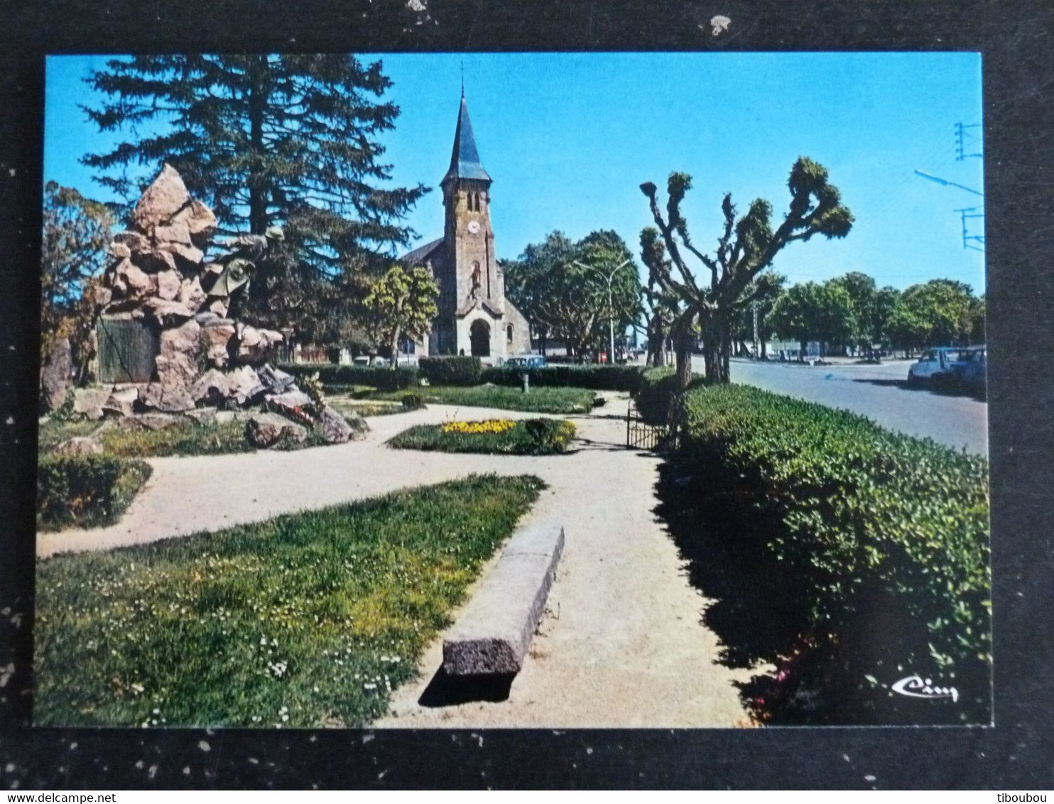 DUN LE PALESTEL - CREUSE - LE SQUARE ET L'EGLISE - Dun Le Palestel