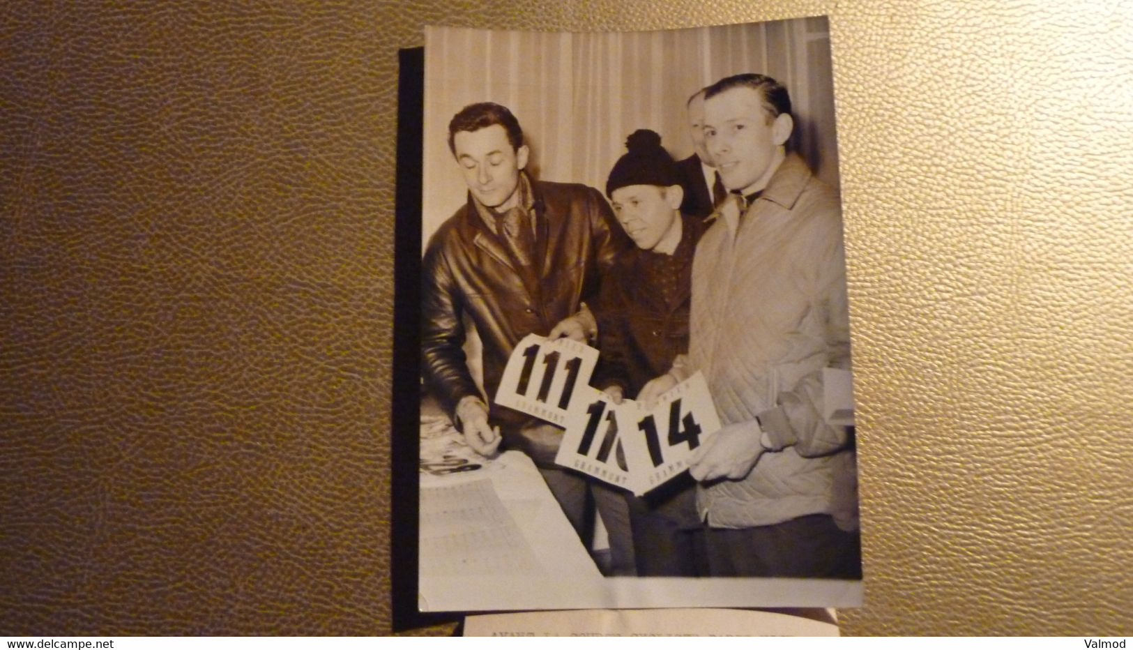 Cyclisme - Photographie De R. Hassenforder,  K. Heintz Kunde, R.Wolfshohl Récupèrent Leurs Dossards, Paris-Nice 1962. - Otros & Sin Clasificación