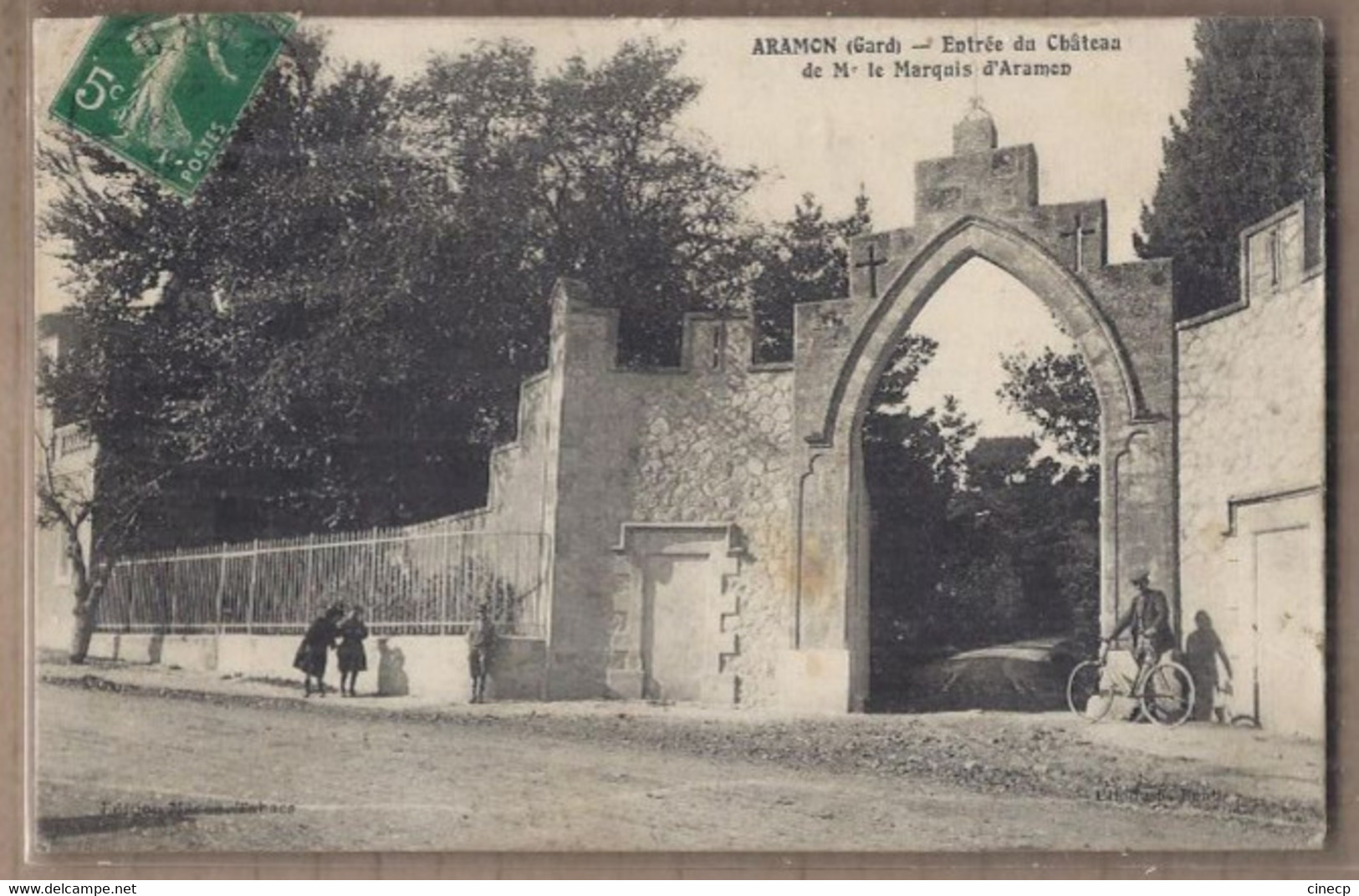 CPA 30 - ARAMON - Entrée Du Château De Mr Le Marquis D'Aramon - TB PLAN ANIMATION Et Cycliste à Droite - Aramon