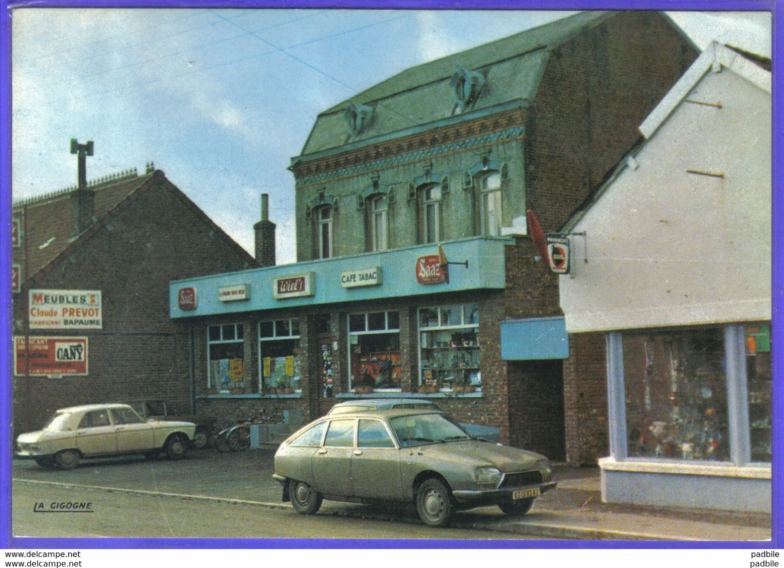 Carte Postale 62. Bertincourt  Café Chez Nicole  GS Citroën 204 Peugeot Très Beau Plan - Bertincourt