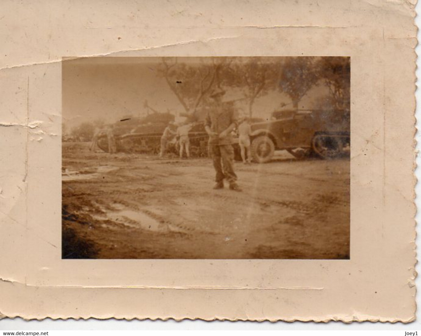 Photo Militaire Avec Autochenille Et Blindés En Arrière Plan - War, Military