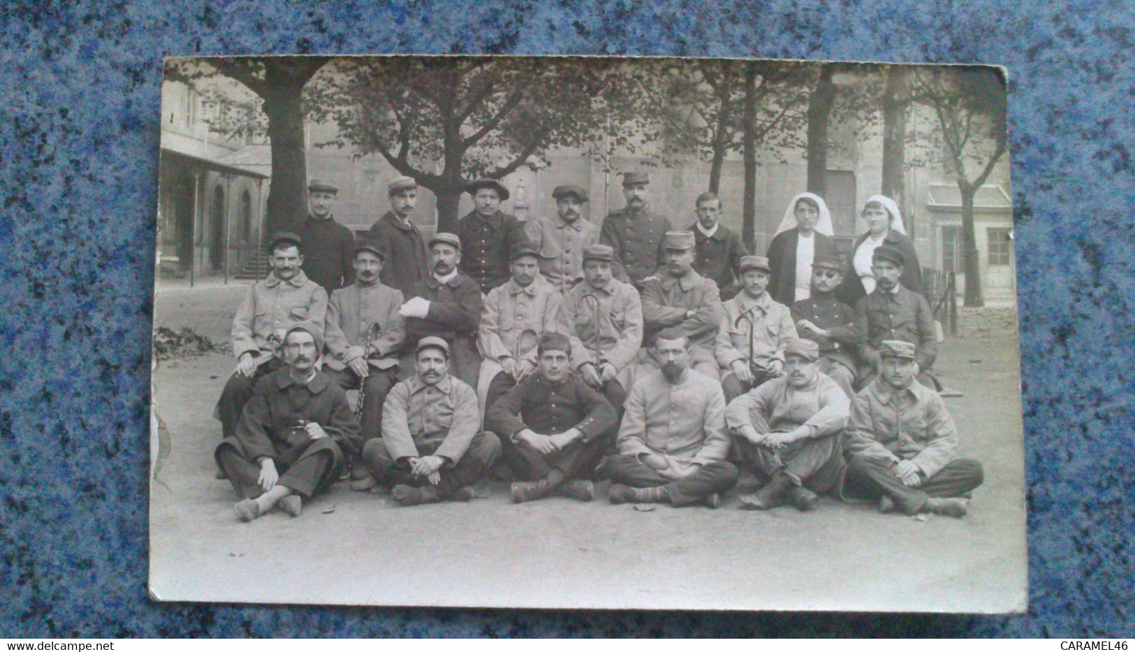 CARTE PHOTO  - HOPITAL MILITAIRE  SOLDATS POSANT POUR LA PHOTO AVEC DEUX SOEURS - War, Military