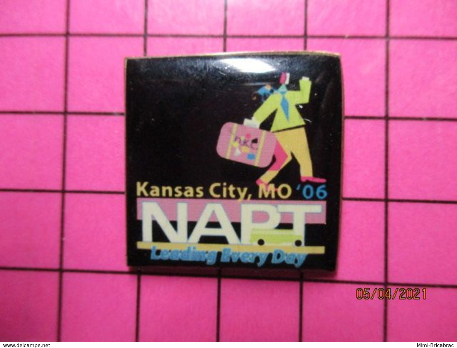 113c Pin's Pins / Beau Et Rare / THEME : TRANSPORTS / AUTOBUS USA KANSAS CITY , MO06 NAPT LEADING EVERY DAY - Trasporti