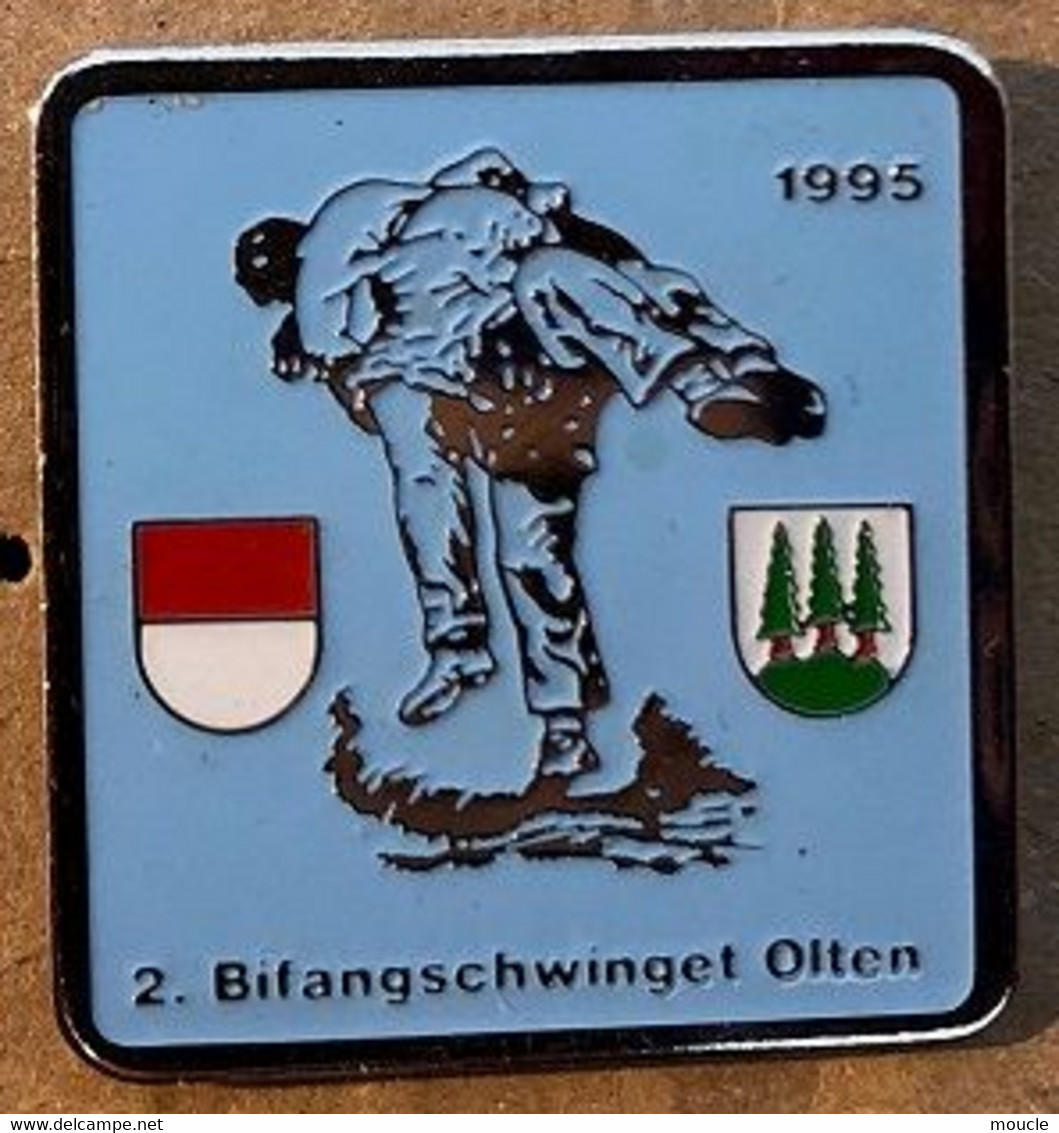 LUTTE SUISSE - SCHWEIZER WRESTLING - SWISS - SVIZZERO-LUCHA SUIZA-SCHWING -2. BIFANGSCHWINGET-OLTEN-1995-FOND BLEU-(21) - Lutte