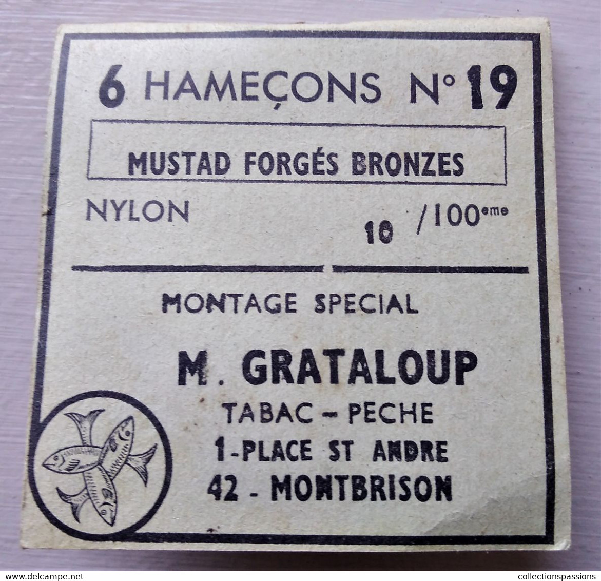 - Ancienne Pochette De 6 Hameçons N°19 - M Grataloup. Tabac Pêche - 42 Montbrison - Pochette Publicitaire - - Pêche