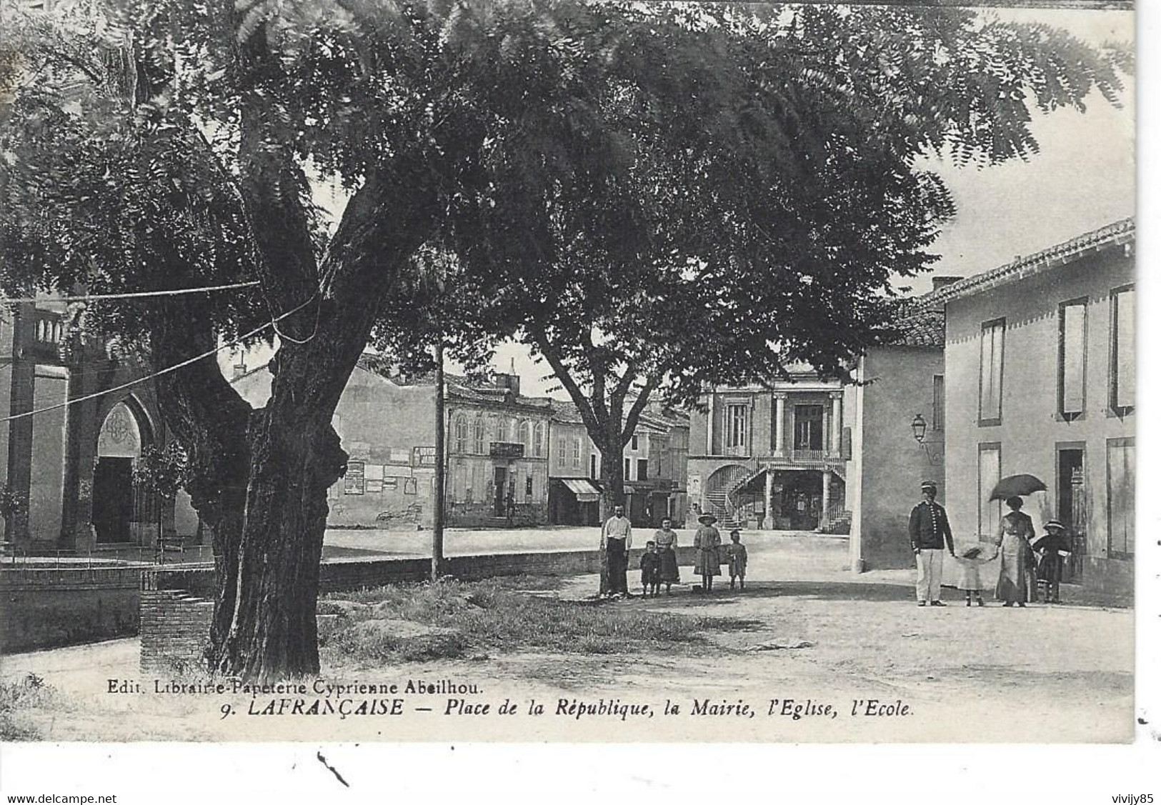 82 - LAFRANCAISE - Belle Vue Animée Peu Courante De La Place De La République , Mairie , Eglise , Ecole ( Militaire ) - Lafrancaise
