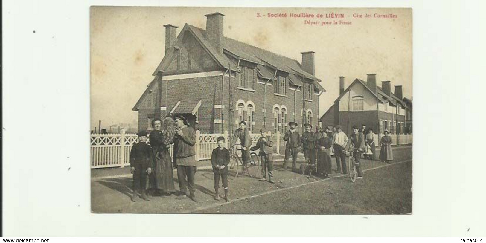 62 - LIEVIN - Societe Huillere Cité Descornailles Départ Pour La Fosse Animé Taches Rousseur Sinon Bon Voir Scan - Lievin