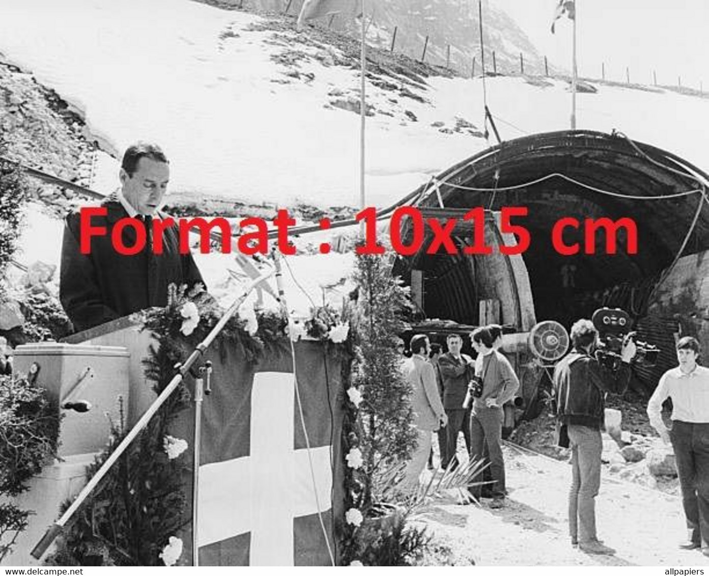 Reproduction Photographie Ancienne Du Premier Ministre Au Travaux Du Tunnel Du Saint-Gothard Goeschenen En Suisse 1970 - Other & Unclassified