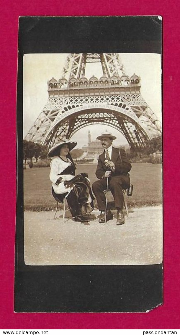 Photographie Ancienne En Noir Et Blanc - Seine - Paris - Couple Au Pied De La Tour Eiffel - Places