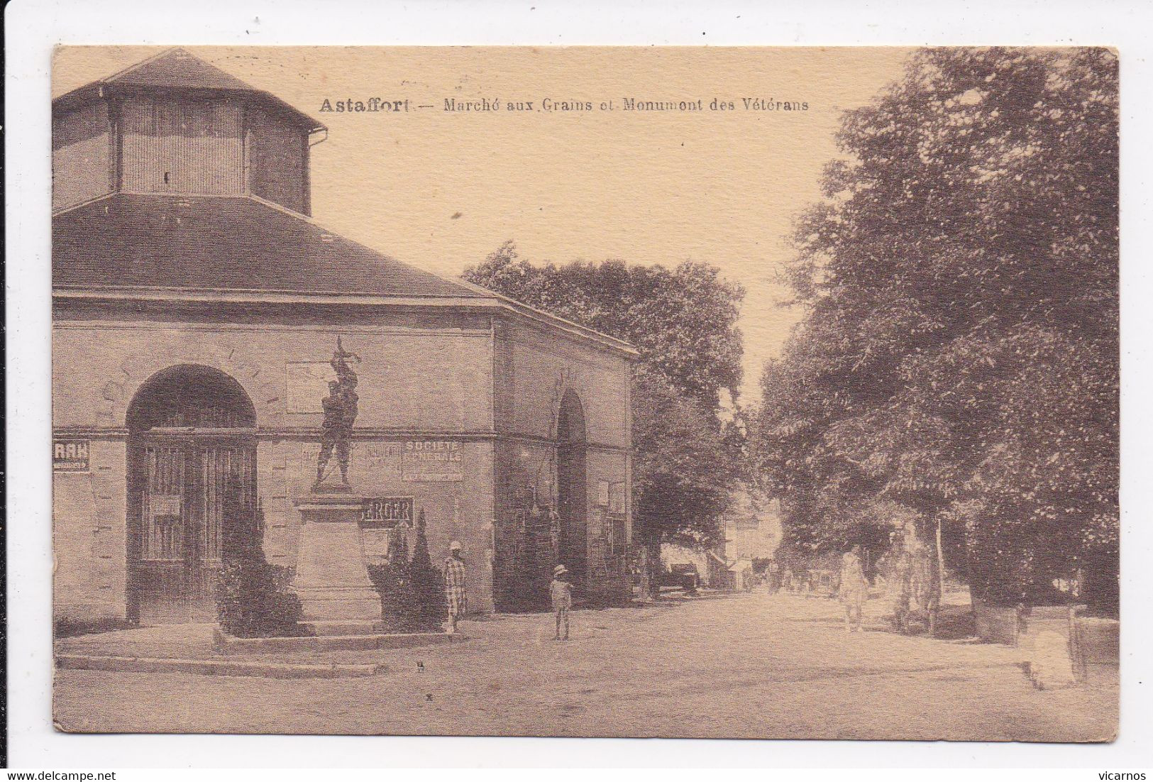 CP 47 ASTAFFORT Marché Aux Grains Et Monument Des Véterans - Astaffort