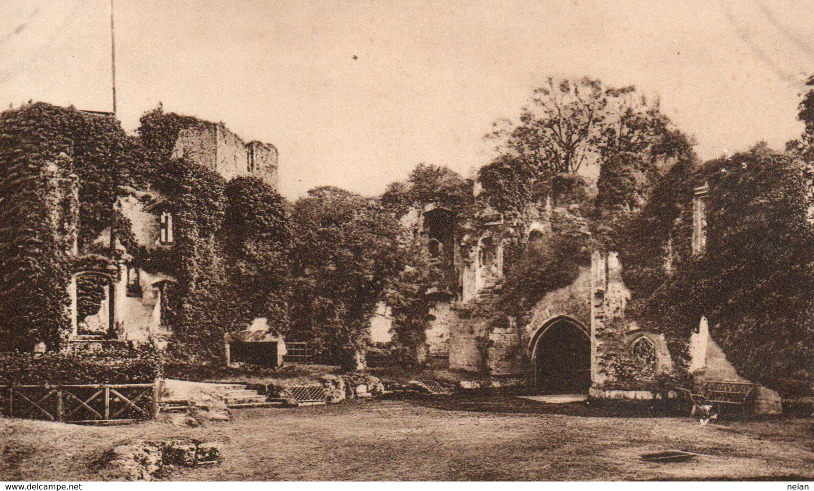 RAGLAN CASTLE - FOUNTAIN COURT - Monmouthshire